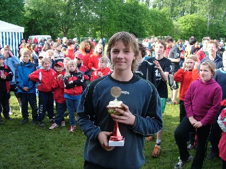 Jan-Hendrik mit dem Siegerpokal